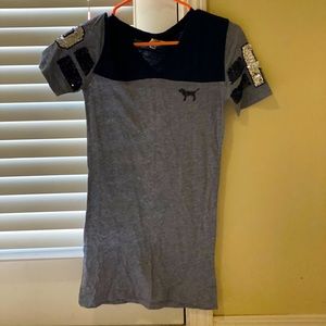 Fitted gray and black tee from pink.